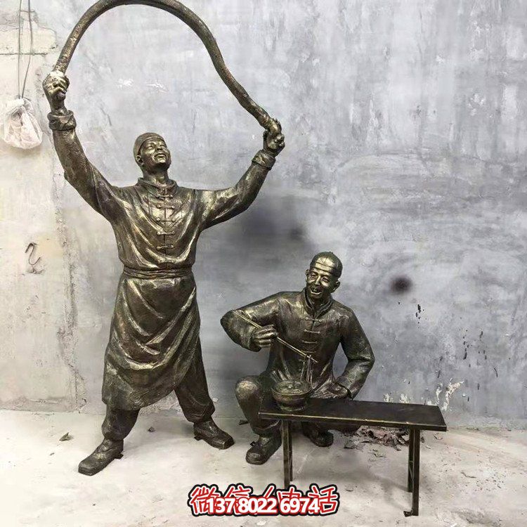 仿銅人物雕塑，裝點(diǎn)現(xiàn)代城市街道