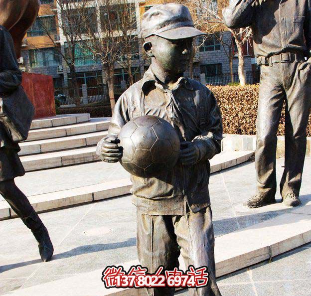 鑄銅雕塑，點綴小學(xué)廣場，傳遞小學(xué)生足球精神
