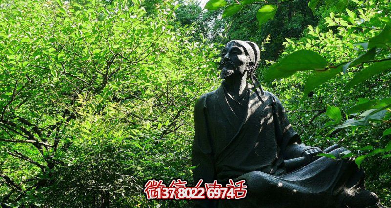 古代名人李白青銅雕塑，讓花園廣場坐擁舊韻