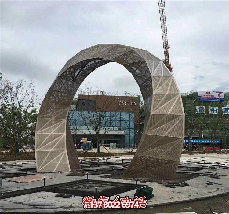 不銹鋼網(wǎng)格拱門雕塑，點綴廣場