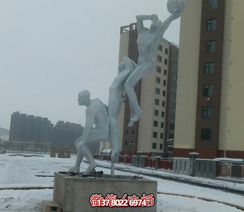 不銹鋼網(wǎng)格籃球場(chǎng)擺放雕塑，為小區(qū)廣場(chǎng)增添創(chuàng)意色彩