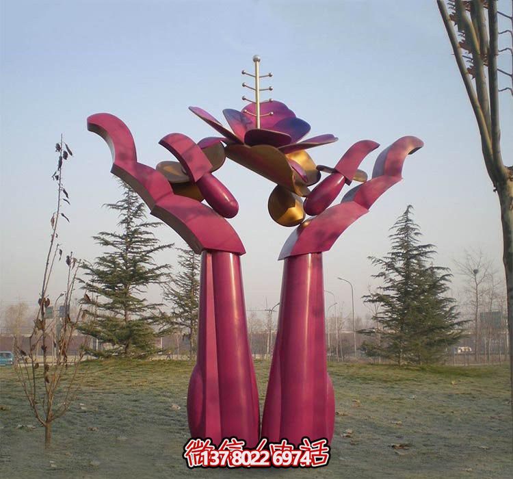 不銹鋼雕塑——用手捧花朵，點(diǎn)綴公園抽象美