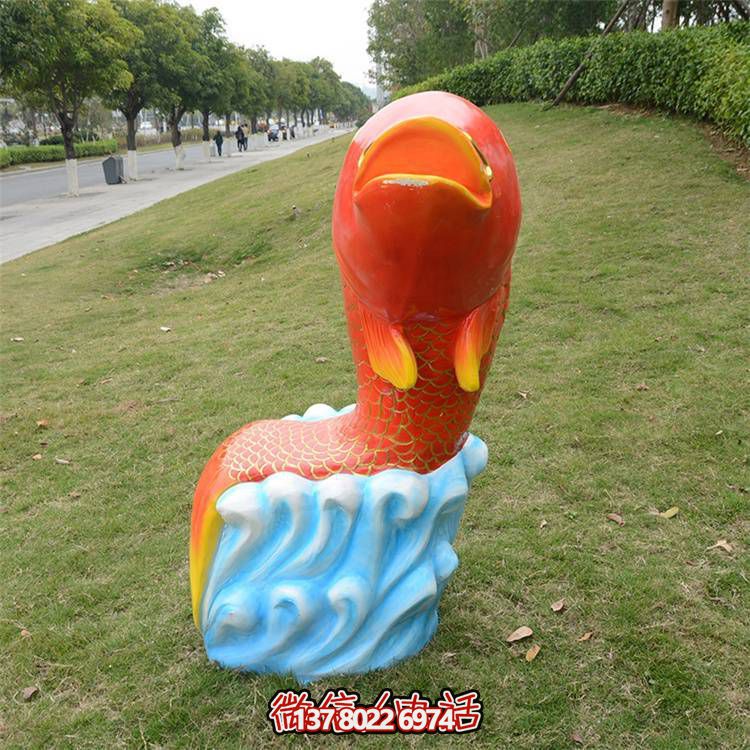 卡通玻璃鋼鯉魚雕塑，點綴游樂園園林
