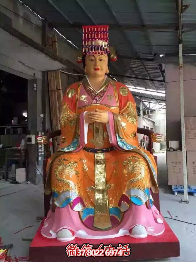 王母娘娘純銅雕塑，屹立于寺廟之中