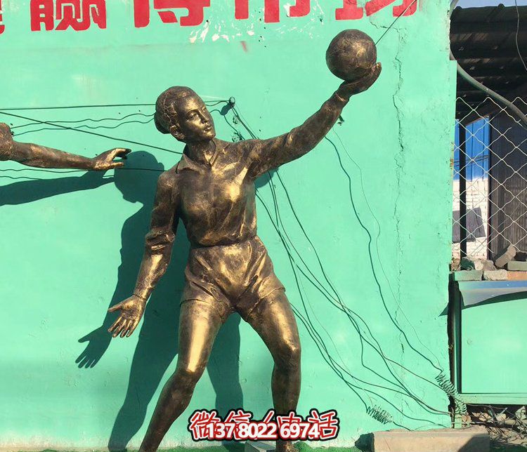 大型玻璃鋼排球?qū)W生雕塑，為廣場增添活力