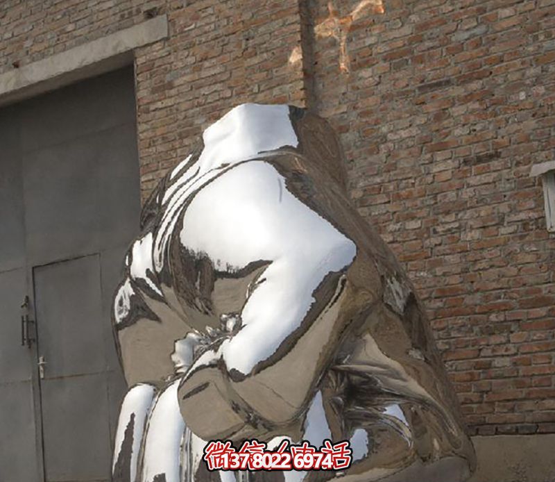 不銹鋼拳頭雕塑，為城市廣場增添力量與鏡面光彩