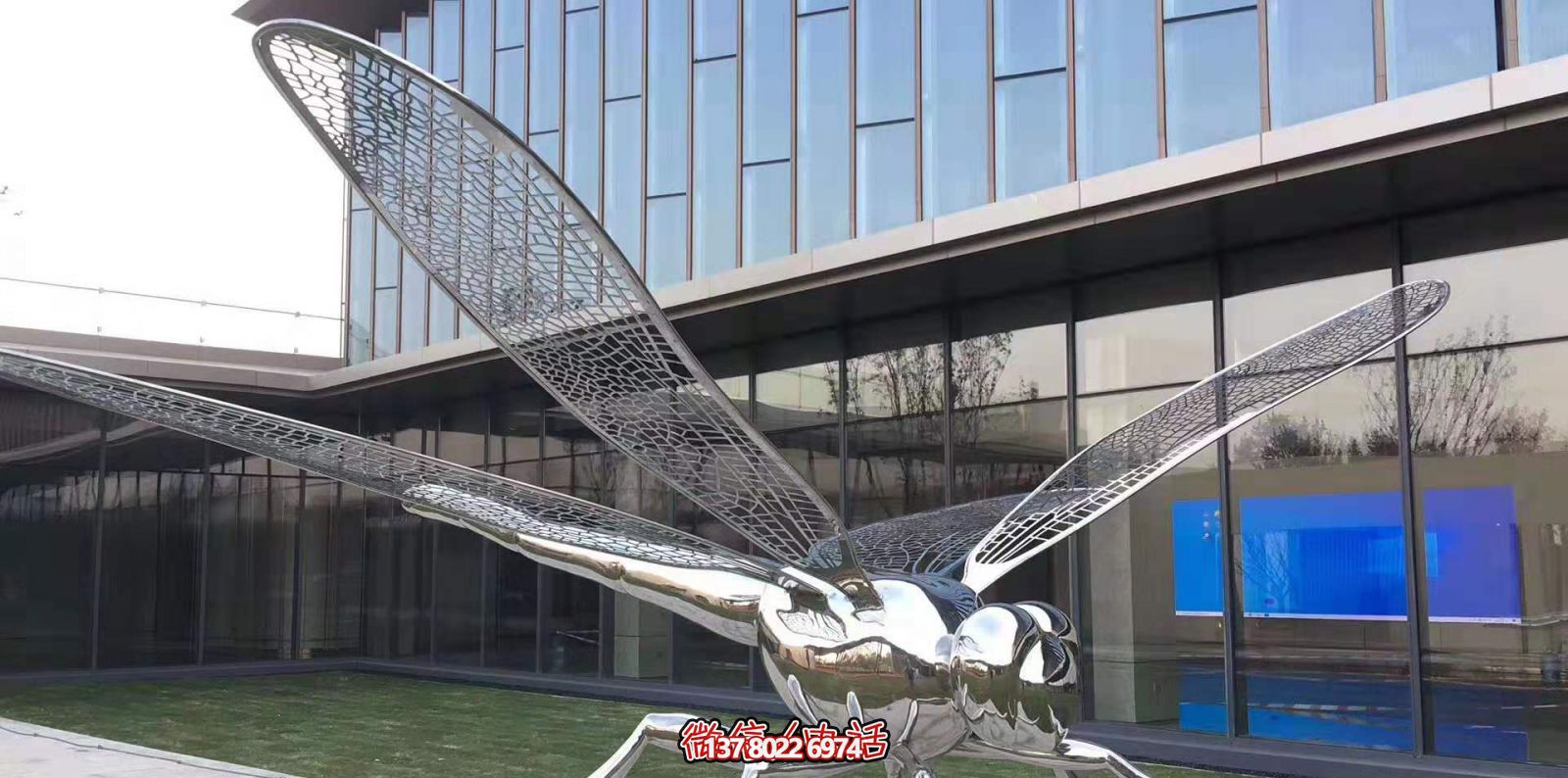 不銹鋼蜻蜓雕塑，鏡面反射大學(xué)花園抽象風(fēng)格