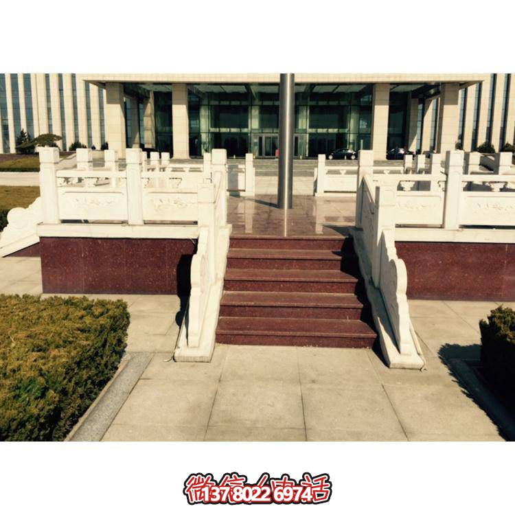 精美雕塑裝飾欄桿，增添學(xué)校廣場(chǎng)升旗臺(tái)象征意義