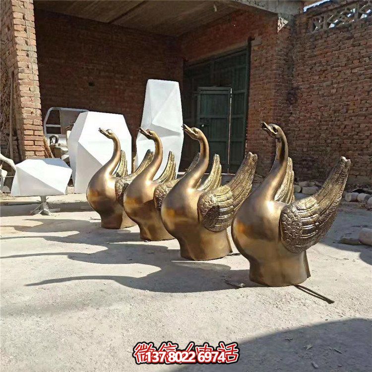 仿銅噴水雕塑，玻璃鋼景觀天鵝水池，為廣場園林?jǐn)[放