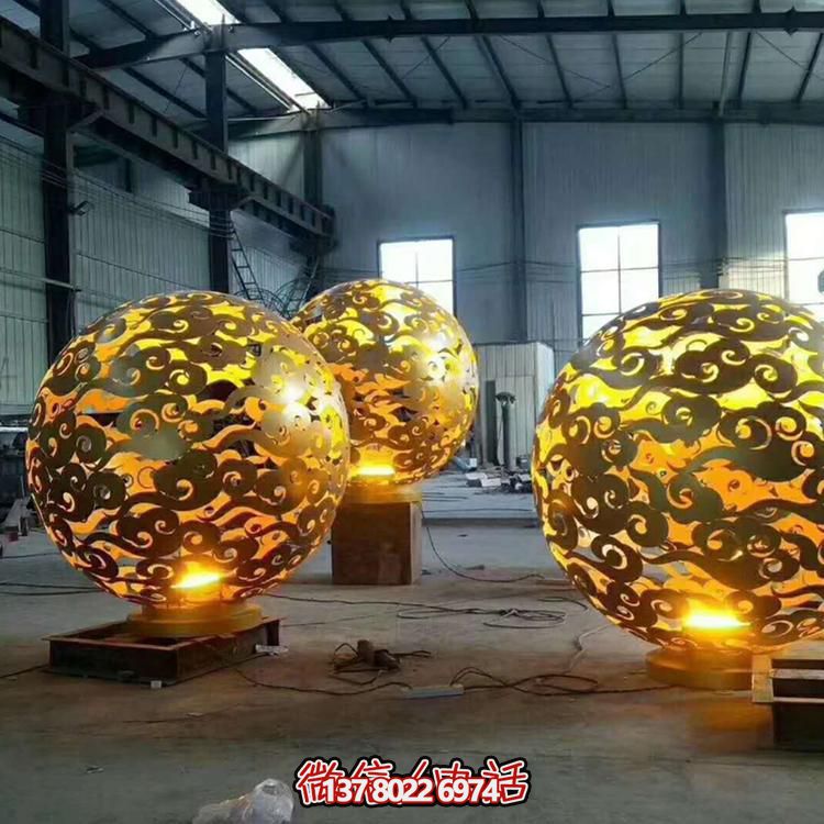 創(chuàng)意不銹鋼鏤空景觀擺件，為廣場帶來濃濃的藝術(shù)氣息