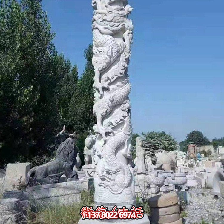 仿古石雕龍柱雕塑，為廣場增添古典魅力