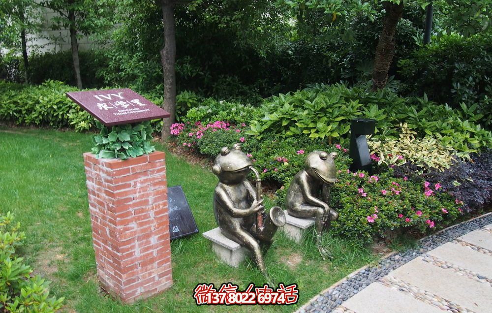 唯美青蛙雕塑，用不銹鋼增添公園景色