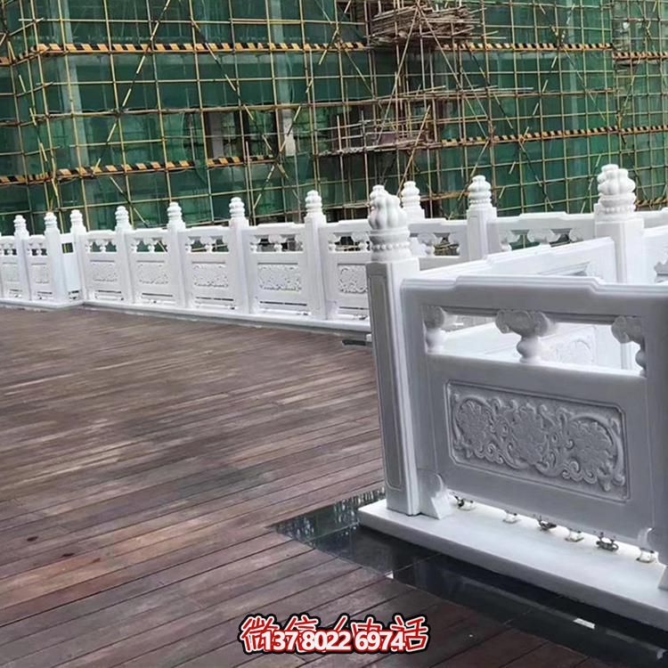 絢麗多彩的防護(hù)欄桿，為河道升旗臺(tái)打造夢(mèng)幻般的園林雕塑
