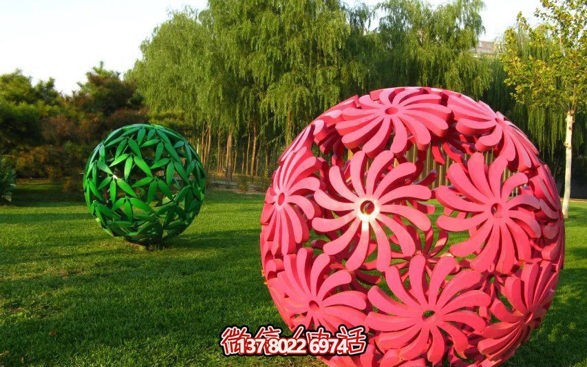 創(chuàng)意粉色鏤空球雕塑，為公園草坪增添童趣
