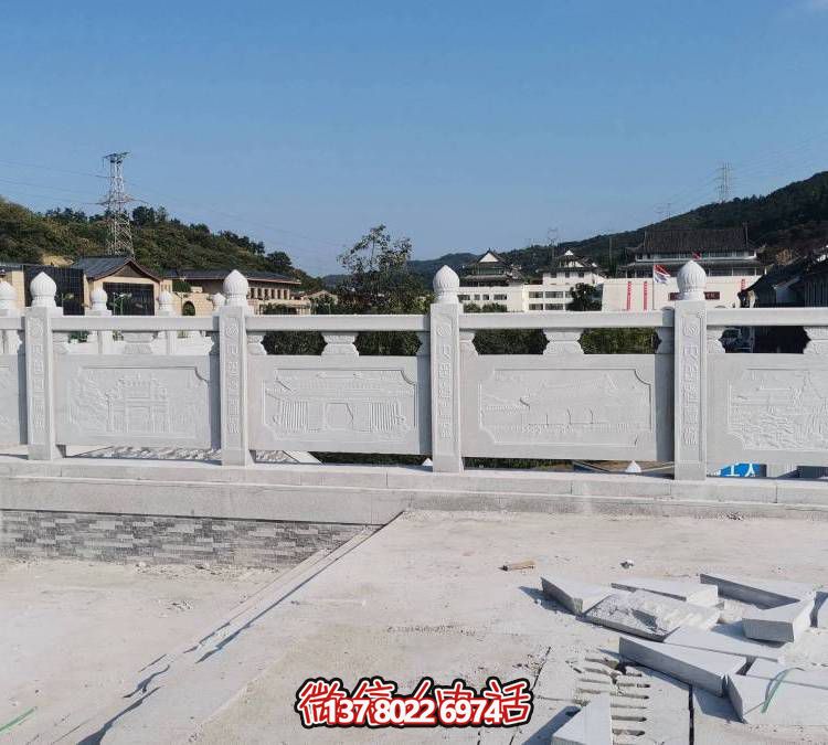 精美大理石雕塑，飾以圍欄的戶外河道裝飾