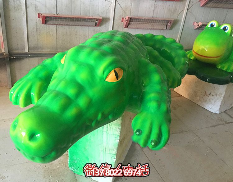 玻璃鋼鱷魚(yú)雕塑，為游樂(lè)場(chǎng)裝飾添彩