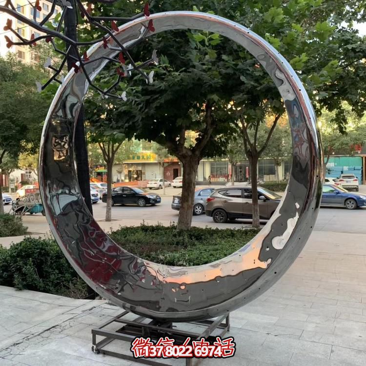 高級不銹鋼鏡面拋光圓環(huán)噴泉，為酒店會所戶外景觀雕塑增添絢麗色彩