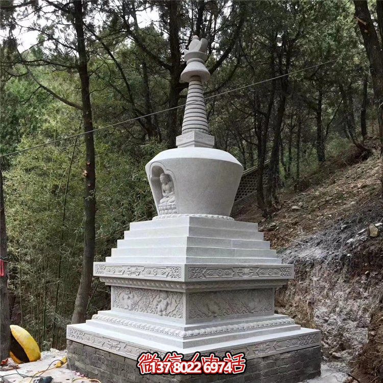 古老漢白玉石雕舍利塔，紀(jì)念古代寺廟的傳統(tǒng)藝術(shù)