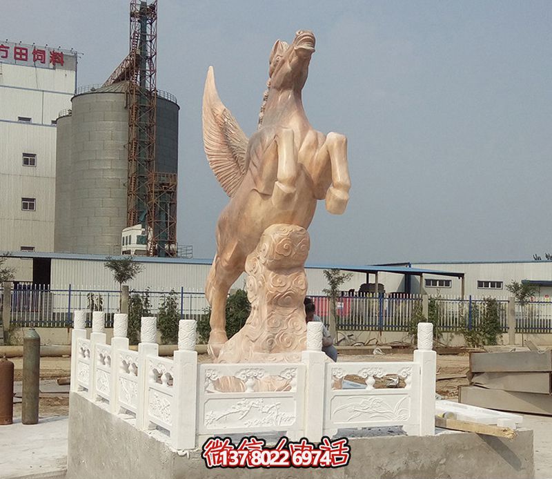 飛馬石雕創(chuàng)意雕塑，點(diǎn)綴廣場上的黃蠟石