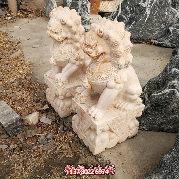 精美大理石雕刻石獅子，為酒店門口添彩晚霞紅