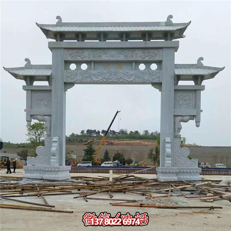 傳統(tǒng)工藝石雕牌坊，點綴鄉(xiāng)村美景