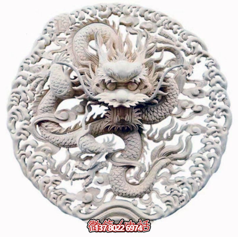 精美龍紋浮雕裝飾大門，點綴祠堂大門口