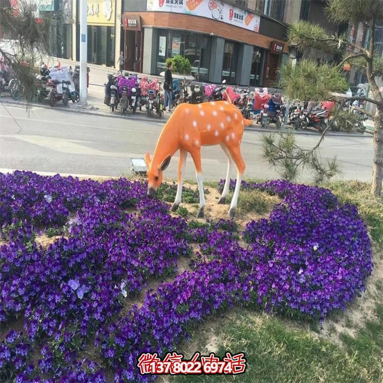 仿真鹿雕塑，在草叢中擺放，玻璃鋼打造