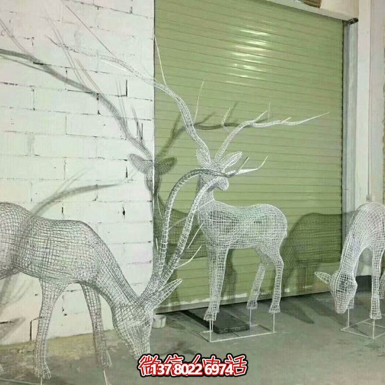 不銹鋼鏤空網(wǎng)格鹿燈光亮化擺件，為公園草坪上裝飾增添精彩
