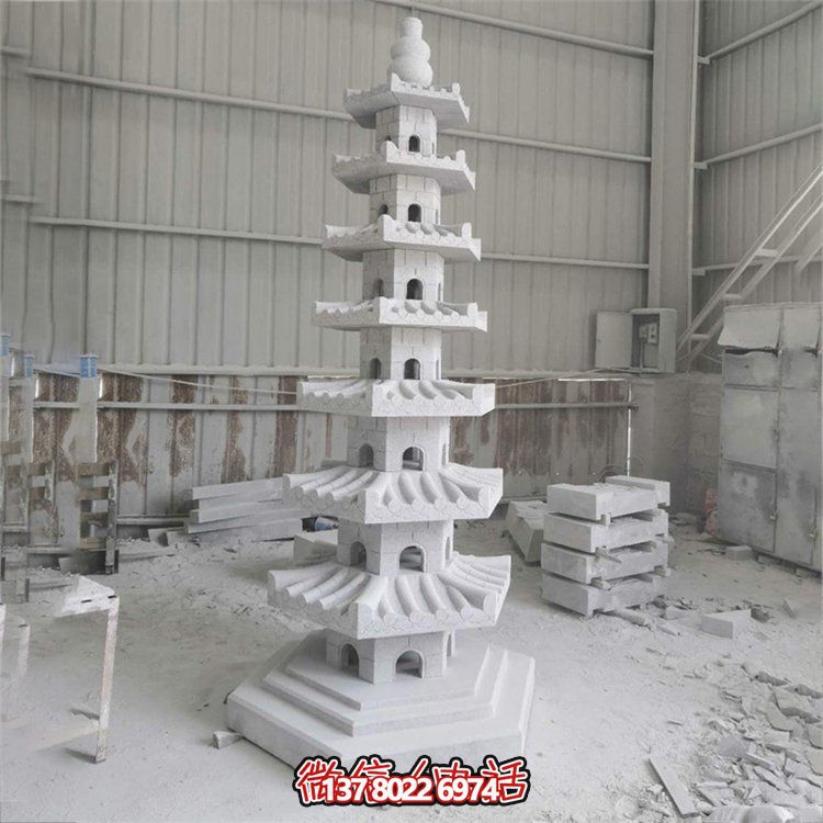 天然青石多層石佛塔，雕刻精美，為寺廟擺放