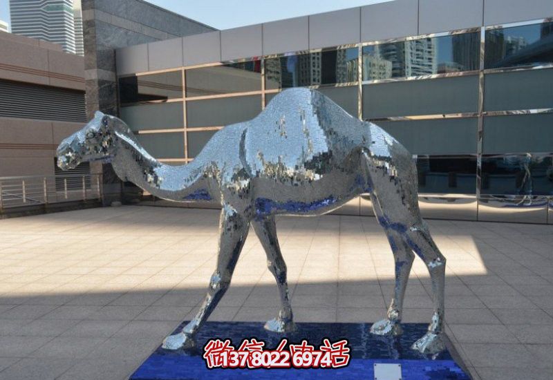 不銹鋼駱駝雕塑，為廣場添彩