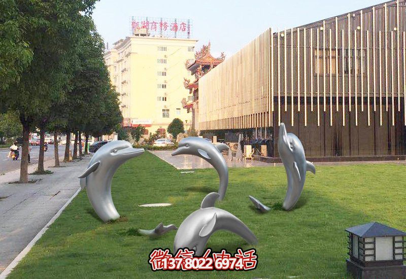不銹鋼海豚形象雕塑，給草坪增添獨(dú)特姿態(tài)