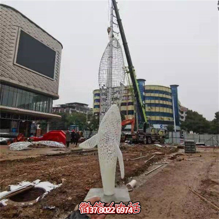 不銹鋼創(chuàng)意鏤空鯨魚雕塑，點綴園林景觀