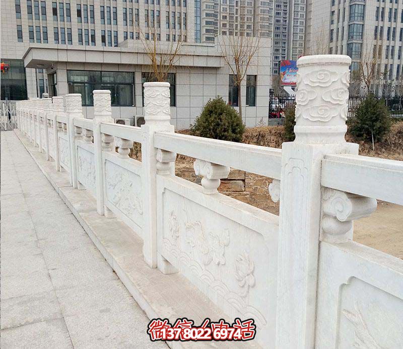 漢白玉鑲嵌欄桿扶手，點綴走廊裝飾，為城市花園添彩