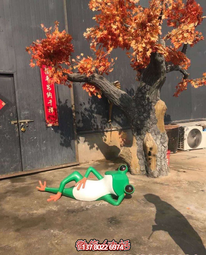 玻璃鋼雕塑躺臥青蛙，給公園增添美感