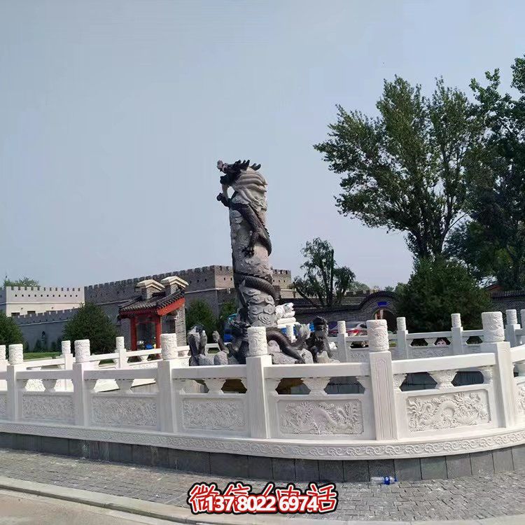 漢白玉石雕欄板，為景區(qū)水池提供防護(hù)及園林裝飾