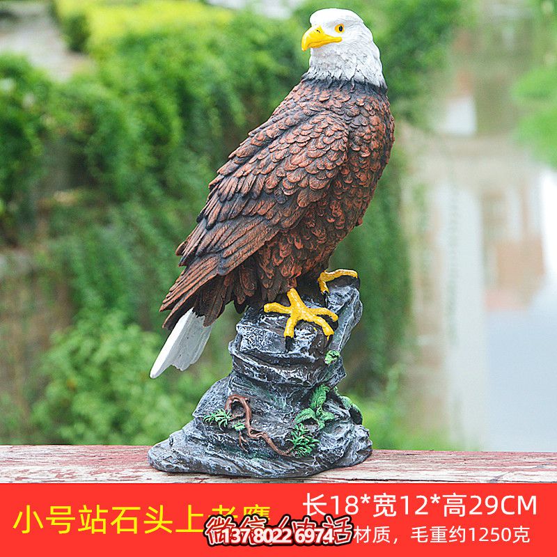 石頭藝術(shù)老鷹雕塑，點(diǎn)綴花園站