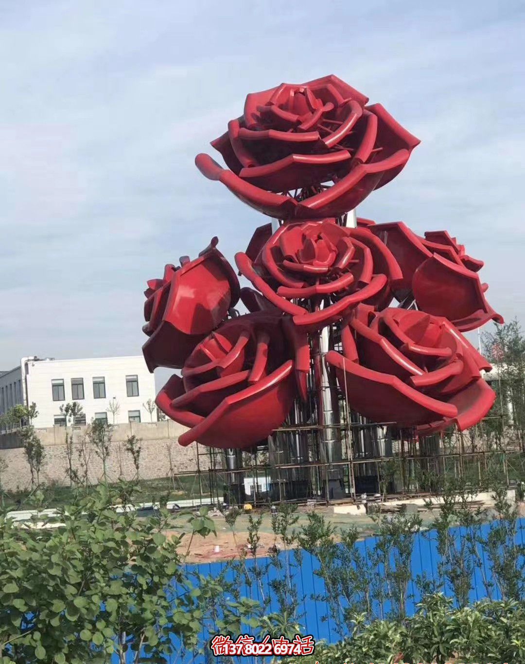 紅色玫瑰不銹鋼創(chuàng)意雕塑——美化廣場，增添驚喜