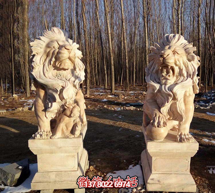 紅色獅子雕塑，欣賞絕美晚霞