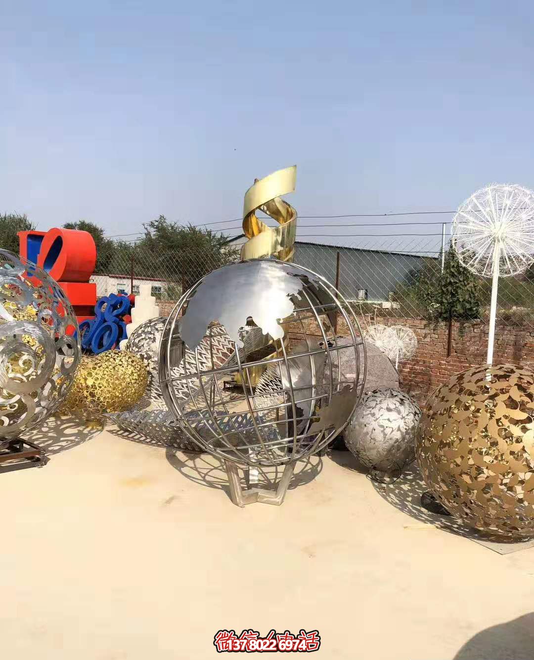不銹鋼拋光地球儀雕塑，營造公園游樂場氛圍