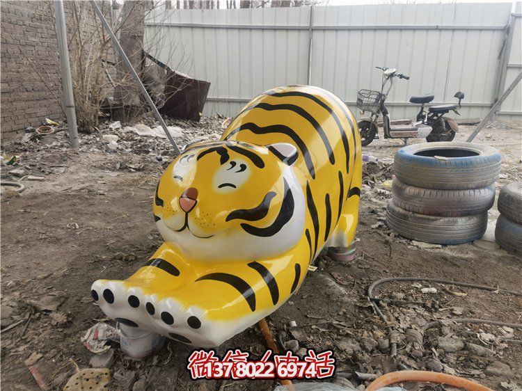 玻璃鋼彩繪抽象老虎雕塑，為幼兒園裝飾而生