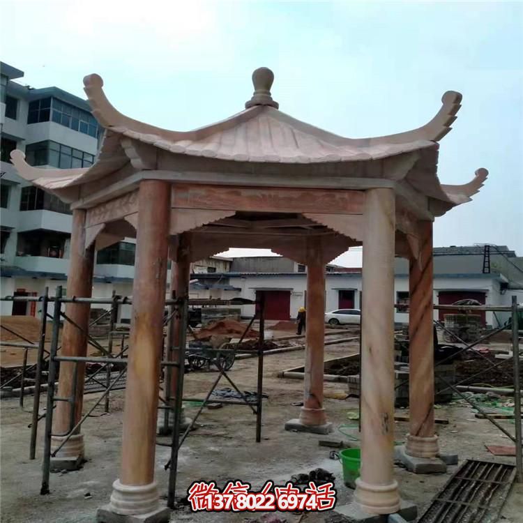 仿古涼亭，盡情欣賞晚霞染紅的美景
