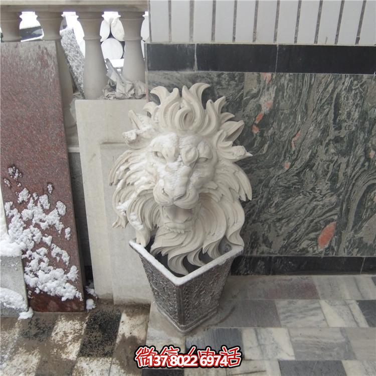 豪華別墅大型紅石獅子雕塑，園林景觀完美呈現(xiàn)