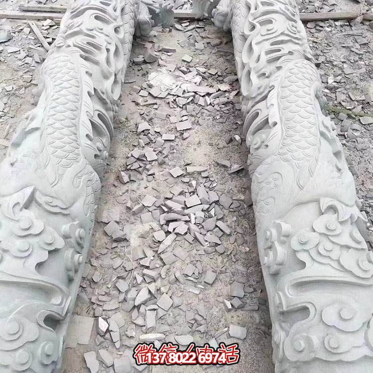 大型石雕龍柱，點綴園林景觀