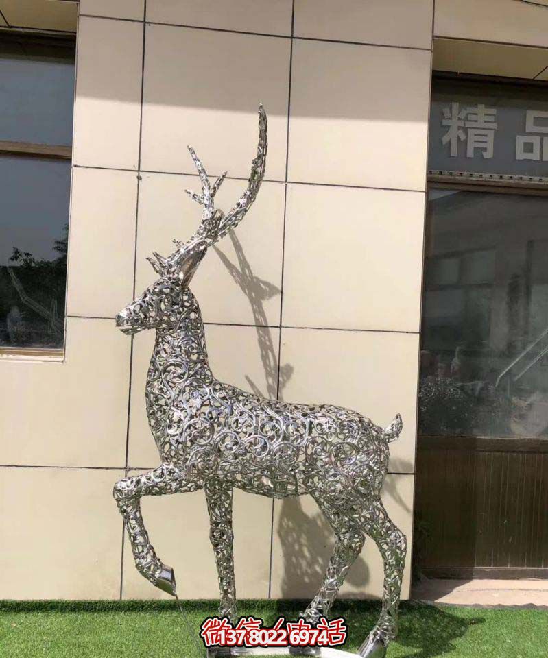 不銹鋼梅花鹿雕塑，走出別墅的美