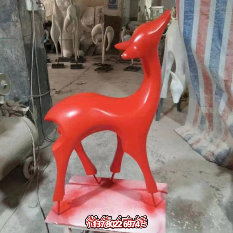 玻璃鋼制紅色梅花鹿雕塑，裝點(diǎn)別墅小區(qū)精致美觀