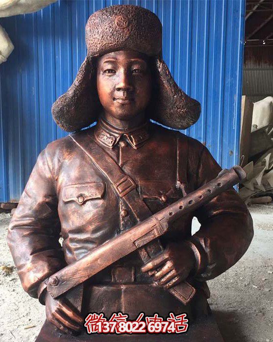 不銹鋼仿銅雷鋒持槍雕塑，現(xiàn)代雷鋒屹立于戶外景區(qū)