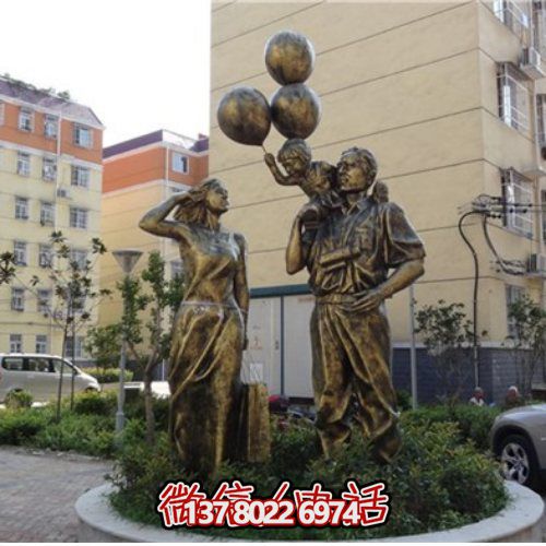玻璃鋼仿銅人物雕塑，讓您的小區(qū)環(huán)境更加完美！