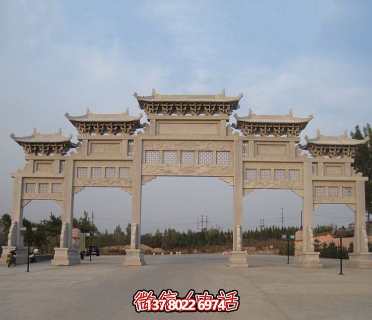 精美大型鏤空牌樓石雕，為公園廣場增添美麗色彩
