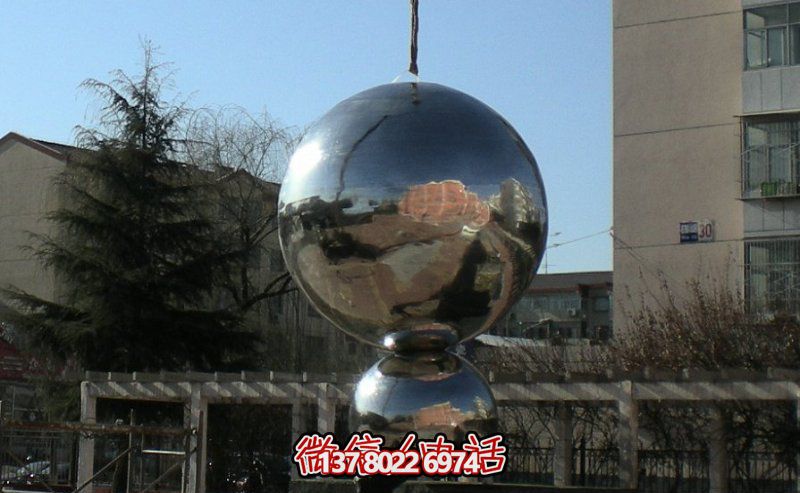 不銹鋼球體雕塑，鏡面反光，室外裝點(diǎn)美化