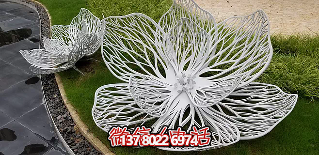 不銹鋼蓮花雕塑，鐵藝裝點戶外廣場